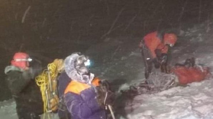 Группа альпинистов попала в снежную бурю