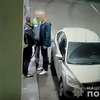 Цеплялся к заправщику: в Киеве пассажир такси тремя ударами убил пьяного мужчину (видео)
