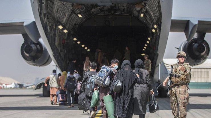 Афганские беженцы грузятся в американской самолет
