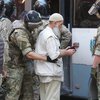 В Крыму возле здания ФСБ прошли массовые задержания