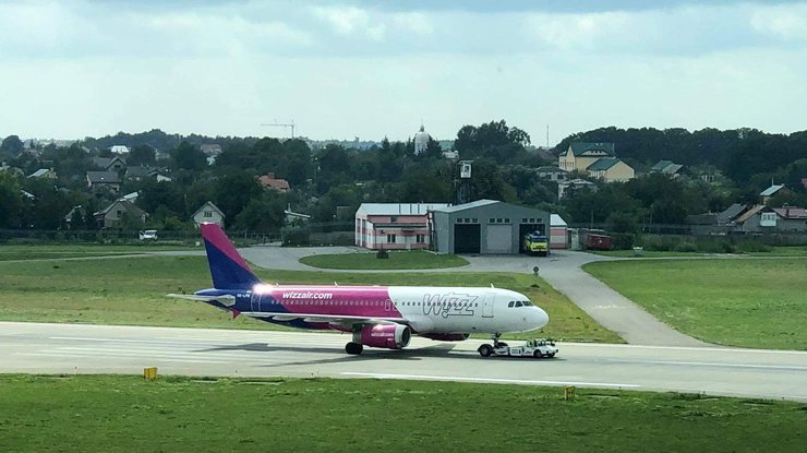 Самолет Wizz Air совершил аварийную посадку/ фото: Facebook