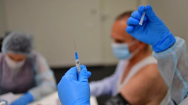 Две дозы вакцины получили 46% киевлян