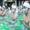 У Токіо влаштували традиційне крижане купання