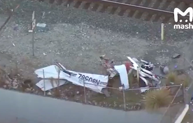 В США спасатели успели вытащить пилота из самолета за секунды до аварии с поездом (видео)