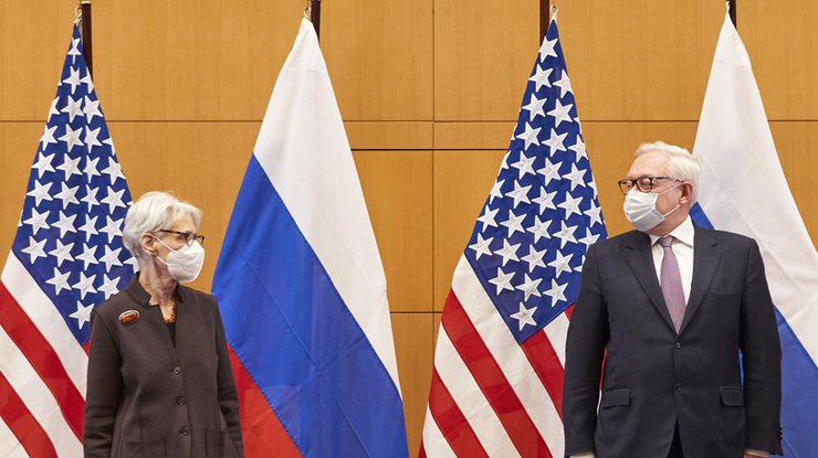 Фото: переговорщики от США и России - Венди Шерман и Сергей Рябков / АР