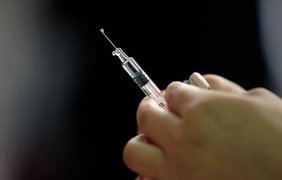 Более 14 млн украинцев получили две прививки от COVID
