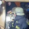 В Запорожье женщина забила квартиру отходами до самого потолка и устроила пожар (видео)