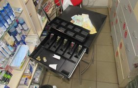 В центре Киева на глазах у фармацевта иностранец ограбил аптеку (фото) 