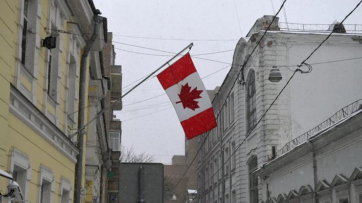 Канадский флаг на здании посольства