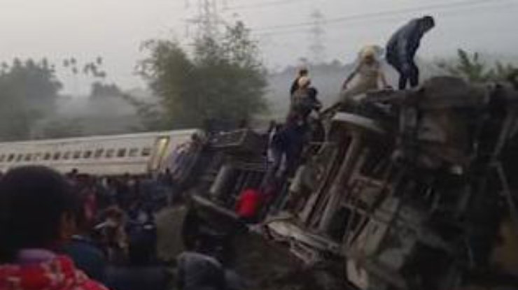 Фото: авария с поездом в Индии / АР
