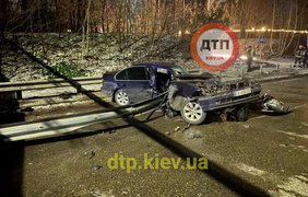 Под Киевом отбойник разорвал BMW с пятью парнями (фото, видео)