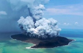 Тихоокеанская страну уничтожает подводный вулкан (видео) 