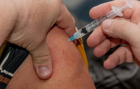 Ревакцинация от COVID: сколько украинцев сделали бустерную прививку