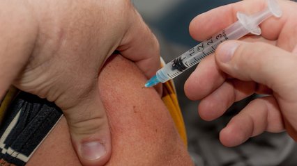 Ревакцинация от COVID: сколько украинцев сделали бустерную прививку