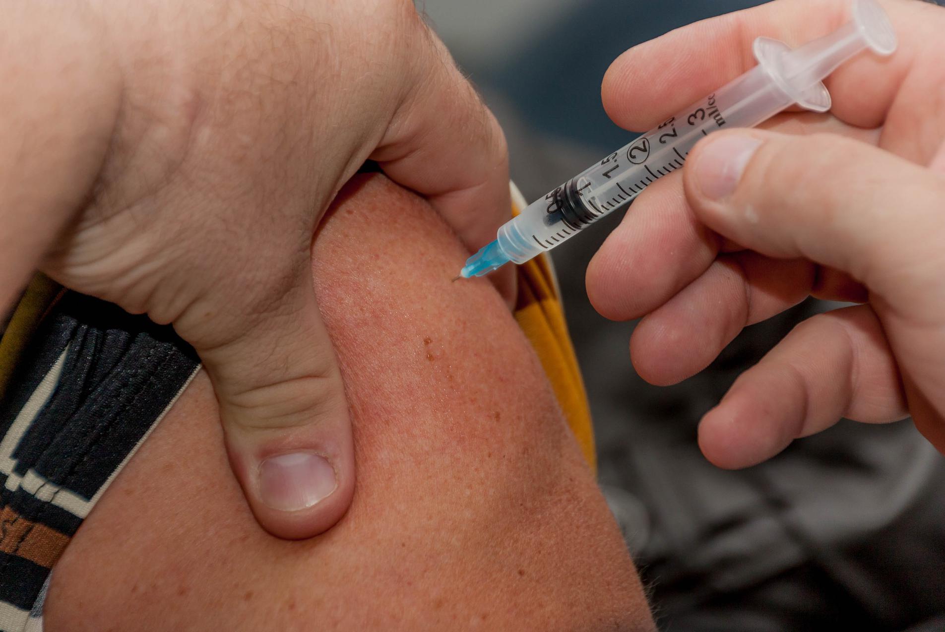 В Украине бустерную прививку от коронавируса получили уже почти 100 тысяч человек