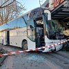 В Одессе рейсовый автобус с пассажирами снес дерево и влетел в автосалон (видео)