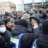 Суд над Порошенко: под зданием началась потасовка