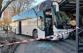 В Одессе рейсовый автобус с пассажирами снес дерево и влетел в автосалон (видео)