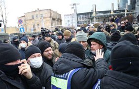 Суд над Порошенко: под зданием началась потасовка