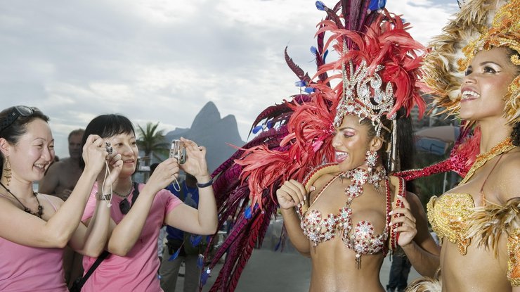 ˣТанцоры самбы и туристы на карнавале в Рио