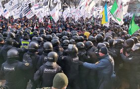 Акция ФОПов в Киеве: протестующие пытаются прорваться в парламент (видео) 