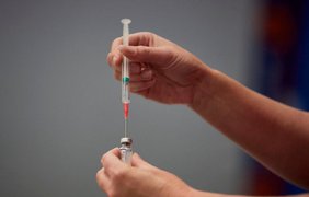 Жизнь скольких людей спасла вакцинация: в МОЗ дали ответ 