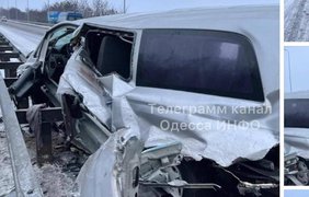 В Одесской области микроавтобус с пассажирами влетел в отбойник