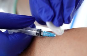 В Украине официально ввели "бустерную" вакцинацию от коронавируса