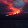 "Плюется" на высоту 4 км: в Тихом океане проснулся мощный вулкан (фото) 