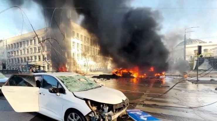 Наслідки ракетного удару по центру Києва