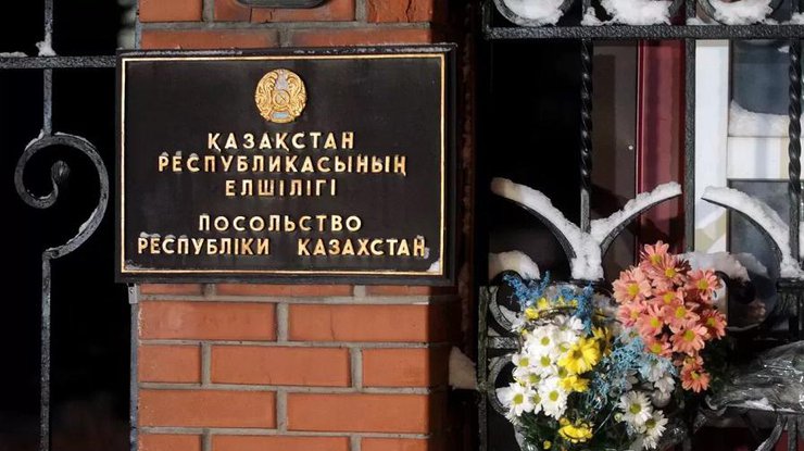 Казахстан евакуює посольство