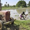 В Індії 26 людей загинули через падіння трактора у ставок (відео)