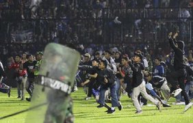 В Індонезії на футбольному матчі загинуло 127 людей (відео)