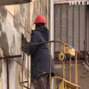 Місто Зеленодольськ, на Дніпропетровщині, потроху повертається до життя: комунальники латають дірки у будинках