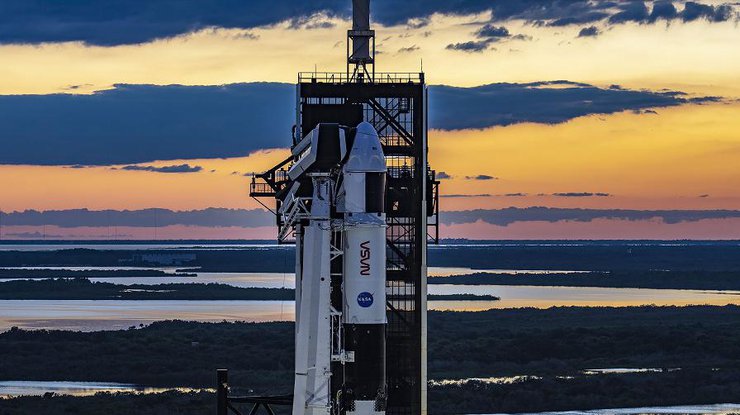 Ракета Falcon 9 з космічним човником Crew Dragon