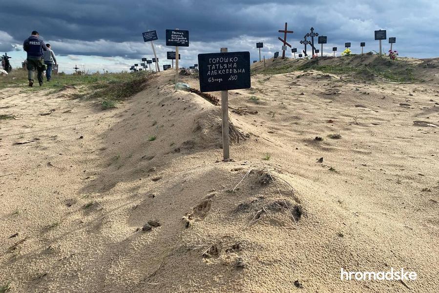 У звільненому Лимані на Донеччині знайшли масове поховання з понад 50 могилами мирних людей. Більшість загиблих у могилах - не ідентифіковані. Деякі поховання позначені табличками з іменами, а є лише пронумеровані