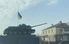 Над селищем Білозерка Херсонської області підняли український прапор