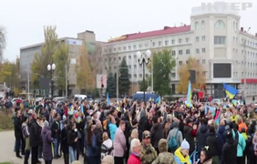 Вільний Херсон: люди збираються на площах, обговорюють новини і святкують визволення