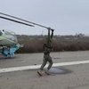 Українські військові перетрофеїли вертоліт Мі-24 (відео)