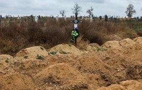 У Херсоні знайшли масові поховання людей: перші фото