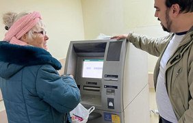 Ощадбанк скасував комісію за зняття готівки у банкоматах з карток інших банків