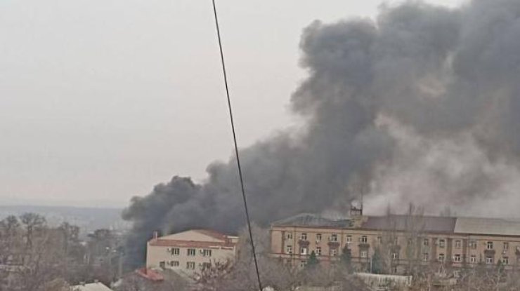 Фото: у Донецьку спалахнула пожежа в районі нафтобази