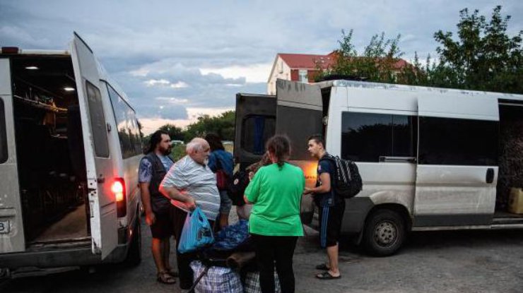Фото: з Мар'їнки Донецької області евакуювалися всі жителі