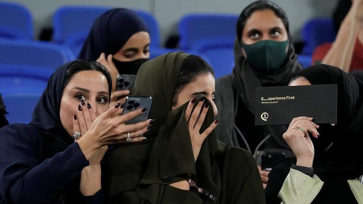 Вболівальниці на трибунах стадіону в Катарі