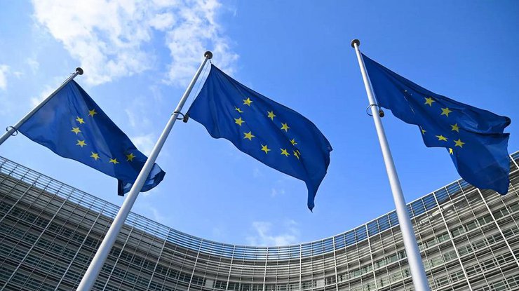 Прапори ЄС біля Єврокомісії
