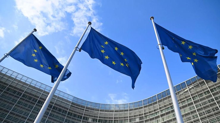 Прапори ЄС біля Єврокомісії