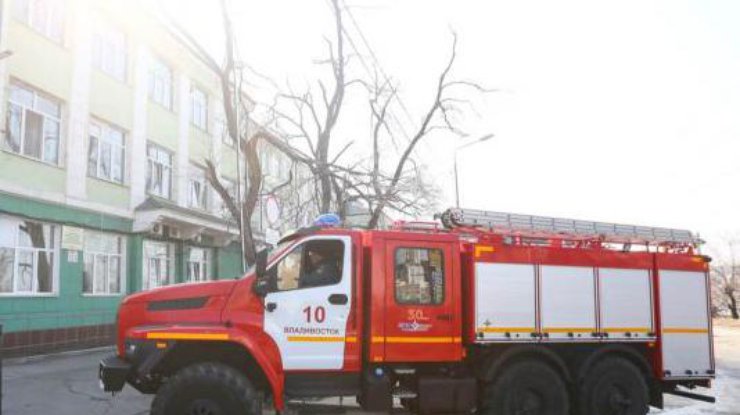Фото: в російському Владивостоці спалахнула масштабна пожежа на складі / t.me/vdvok