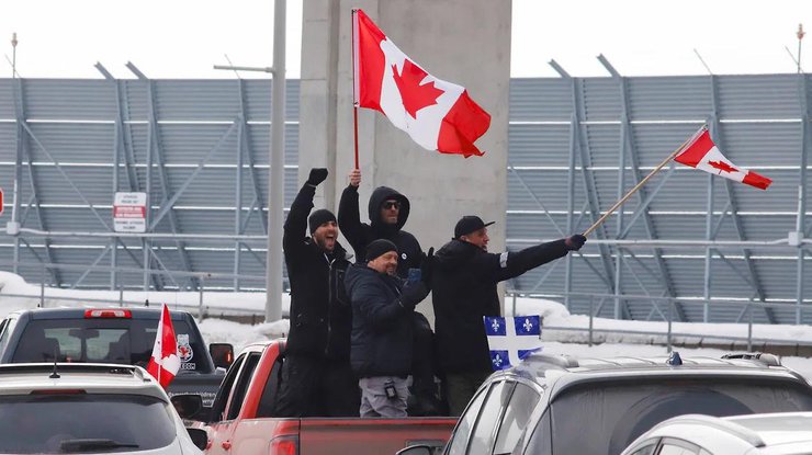 Канадійці з прапорами