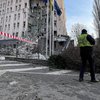 У Києві ворожа ракета влучила в готель, є загиблий та поранені (фото, відео)