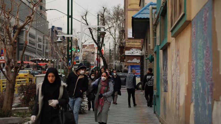 Люди на вулицях Тегерана